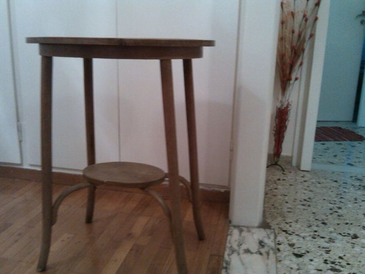 uma mesa velha precisa ser restaurada