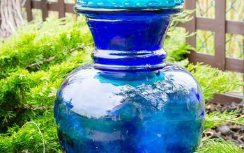  Banho de pássaro feito de um vaso azul cobalto encontrado no brechó