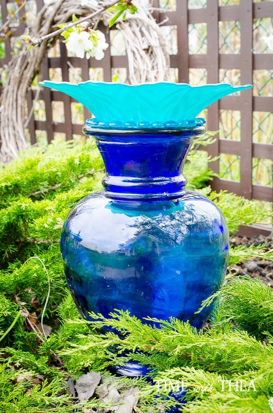 banho de pssaro feito de um vaso azul cobalto encontrado no brech