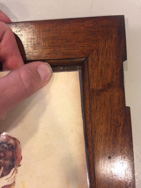 no paint or stain cabinet makeover, Introducir el borde del papel en el panel de la puerta