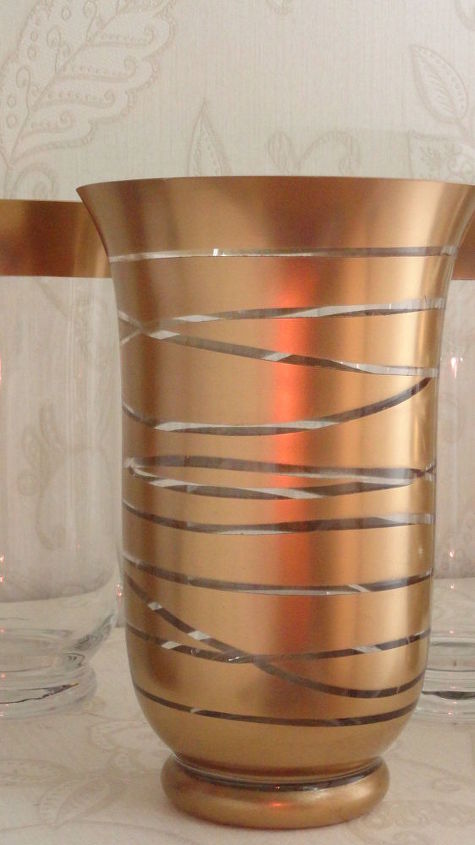 actualizar un viejo recipiente de vidrio con pintura en aerosol y bandas elasticas