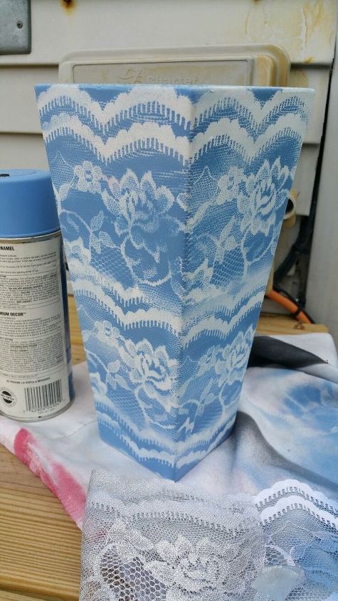 renda pintada com spray em vasos
