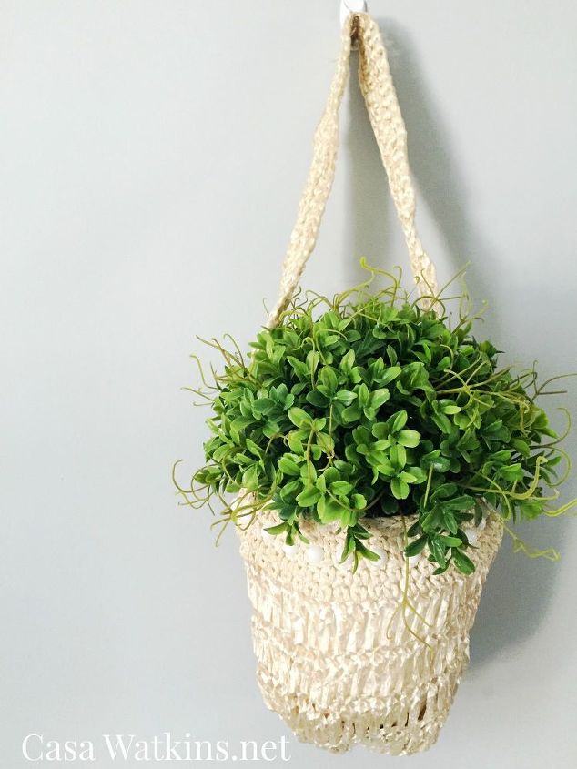 jardinera colgante reciclada de un bolso de la tienda de segunda mano