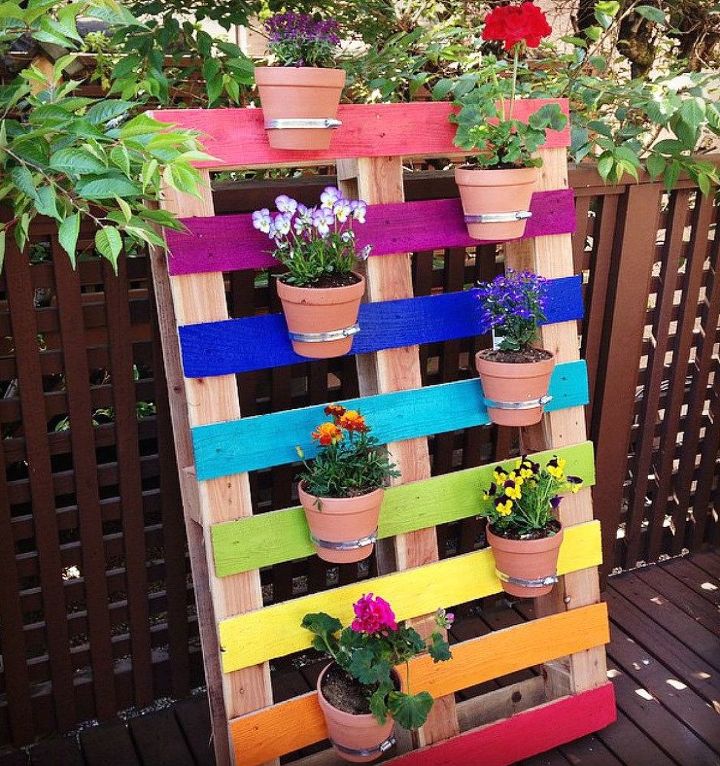 jardin de flores de palets reciclados con forma de arco iris