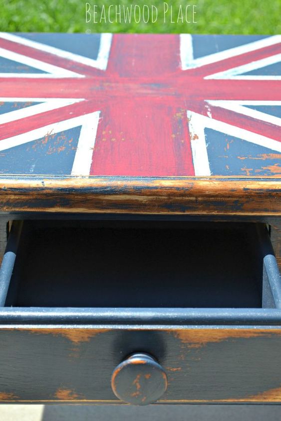 mesas com a bandeira da unio pintadas com giz