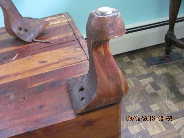 cedar chest beautiful wood but broken legs, 3rd and 4th legs