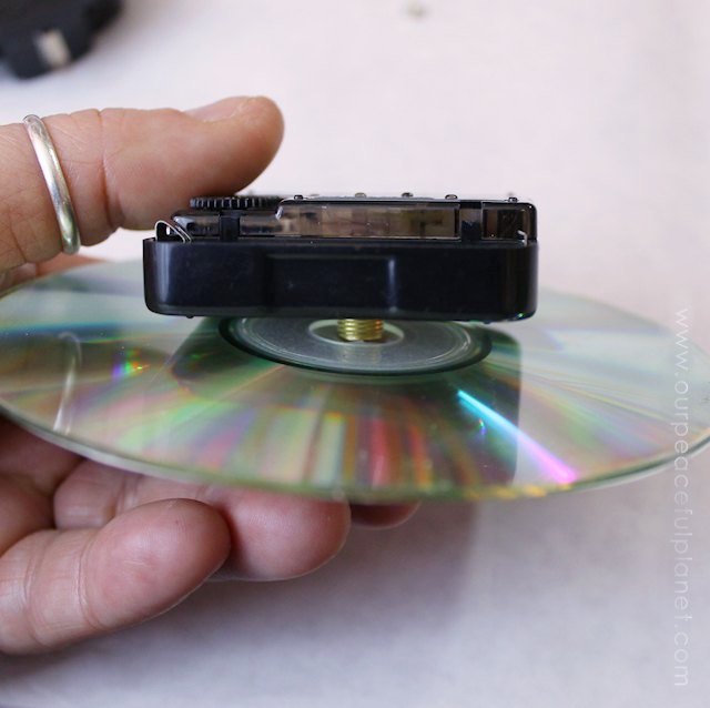 haz pequeos relojes con dvds y cds