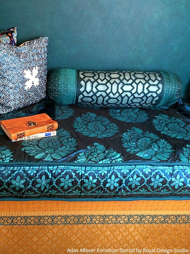 almohada decorativa marroqui con plantillas y cuentas