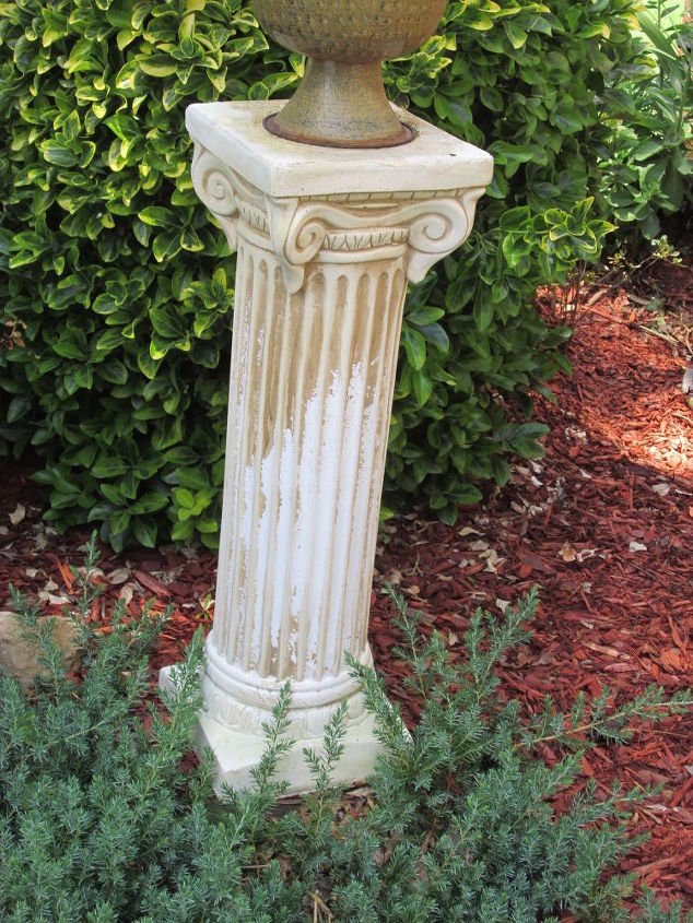 use uma coluna de gesso como vaso de flores no jardim