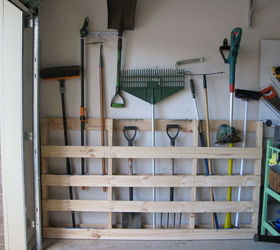 Almacenamiento en el garaje para las herramientas de jardín a partir de un viejo palé