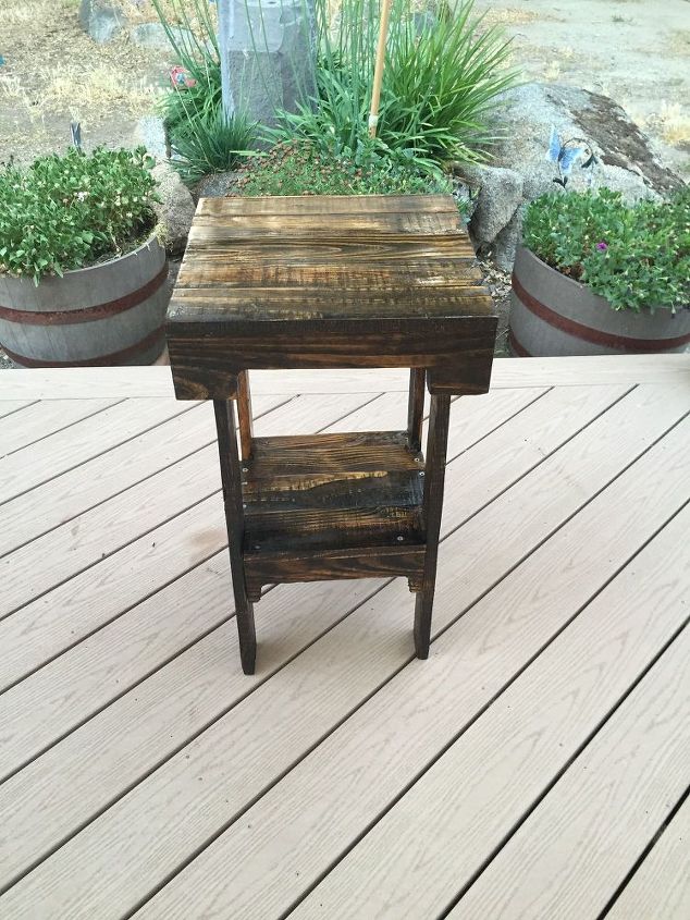 mesa lateral de paletes diy, Mesa auxiliar feita com madeira de pallet
