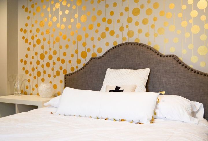 pared dorada en el dormitorio