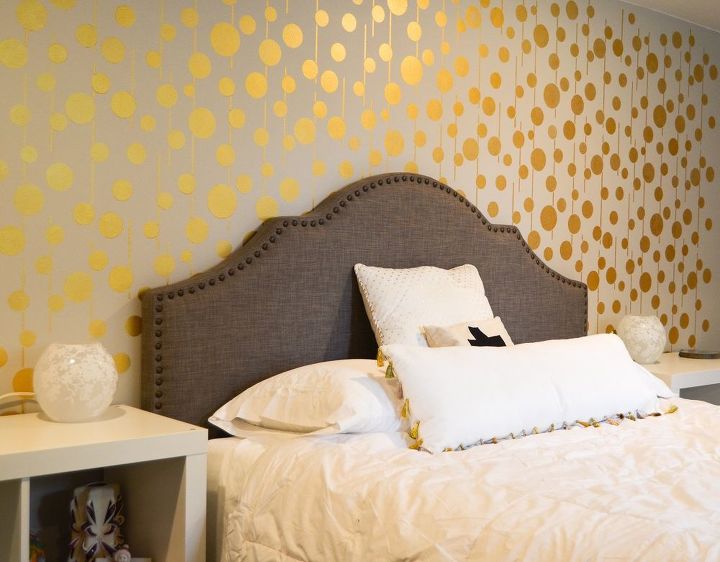 pared dorada en el dormitorio