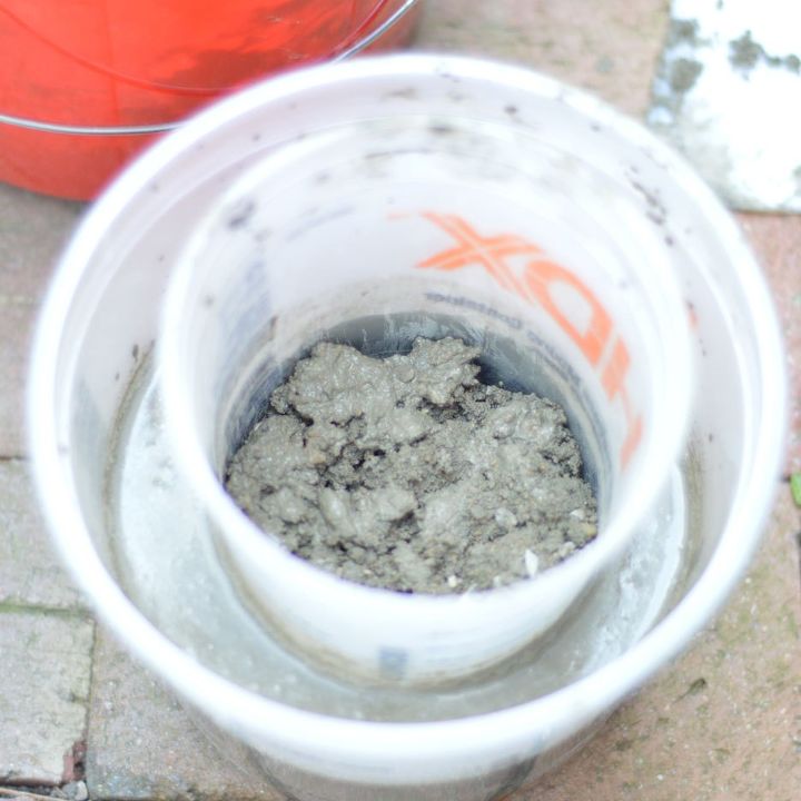una gua concreta para hacer jardineras que duren aos, Paso 4 Verter el hormig n en los recipientes