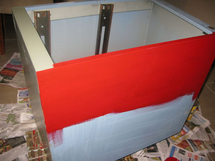 plantador vermelho extravagante feito de um armrio de arquivo de metal de duas