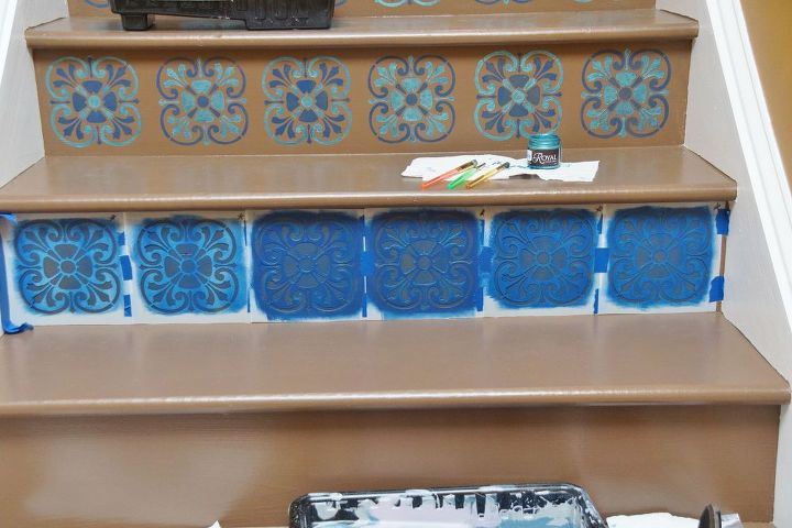 estncil de escada com padro de azulejos toscanos