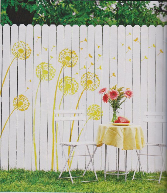la revista diy outdoor living adorna una valla con plantillas