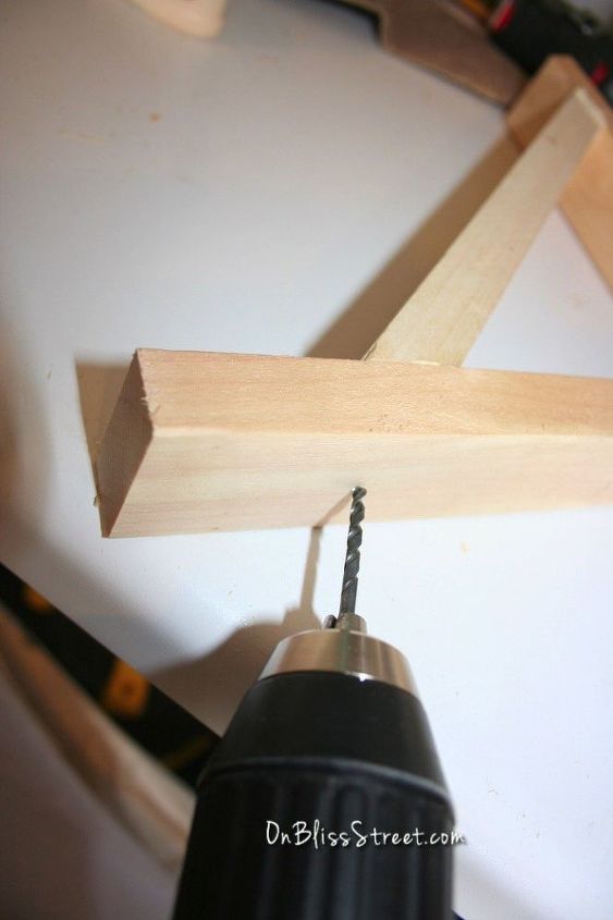 construye un simple soporte de estantera para cualquier espacio con restos de madera