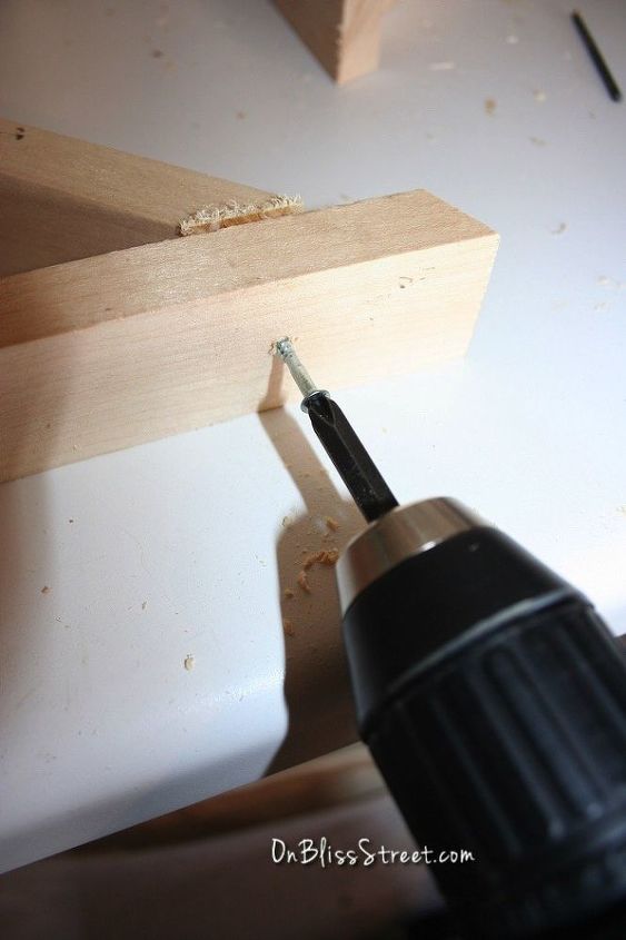 construa um suporte de prateleira simples para qualquer espao com sucata de madeira