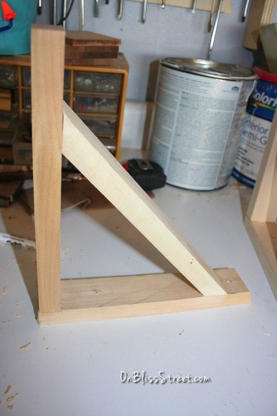construye un simple soporte de estantera para cualquier espacio con restos de madera