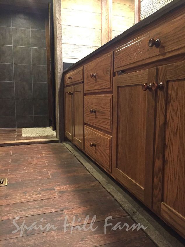 linda reforma de banheiro em madeira de celeiro