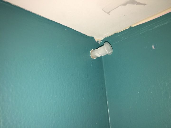 aparafusando os ganchos com ncoras de drywall mas acertando um parafuso, A ncora de drywall s pode atingir metade da profundidade necess ria Por favor ignore nossos erros de pintura