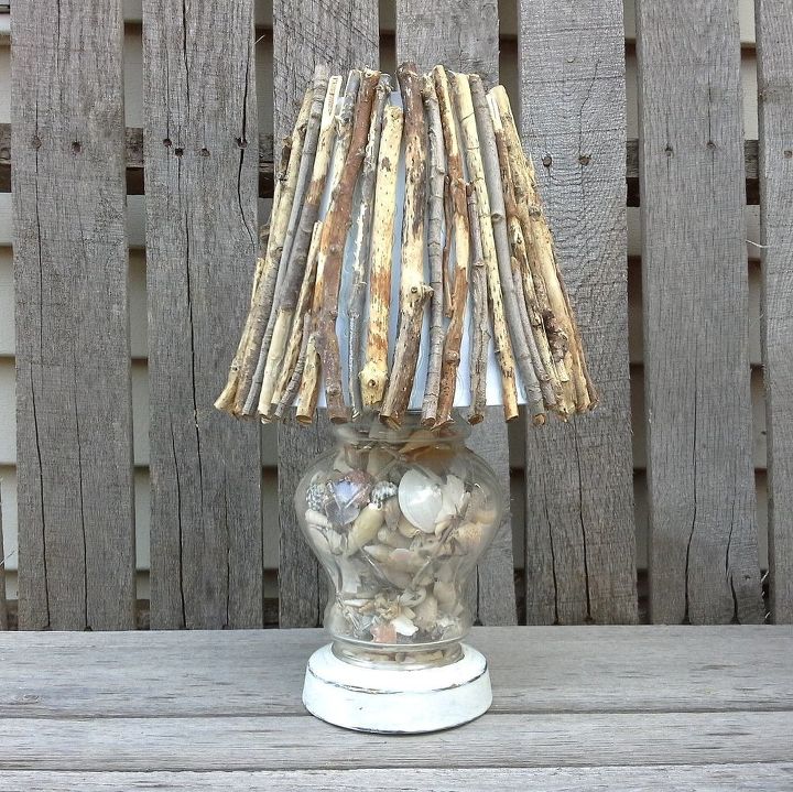 pantalla de lampara inspirada en la playa con ramitas desgastadas