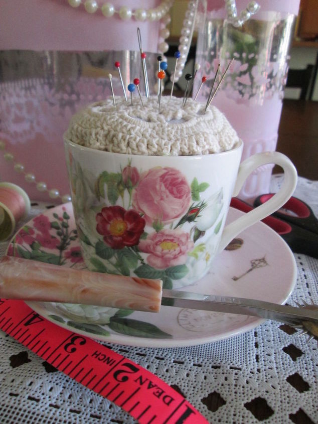 taza de caf convertida en cojn para alfileres para el taller de costura artesana