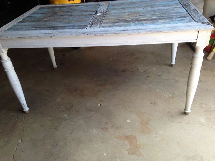 la vieja mesa del patio es ahora una mesa de comedor