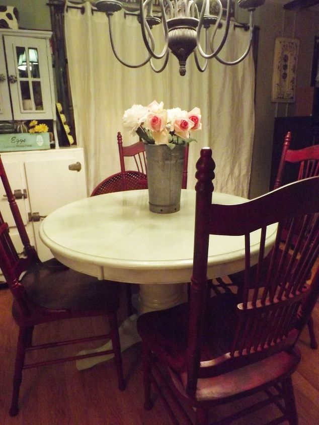 una mesa y sillas viejas con un nuevo look