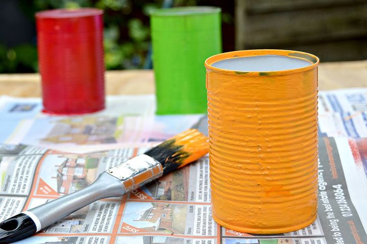 fcil de fazer vasos coloridos em um balde de madeira
