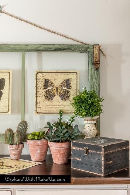 convierte viejos marcos de ventana en arte de pared con mariposas botnicas