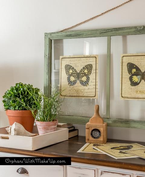 convierte viejos marcos de ventana en arte de pared con mariposas botnicas