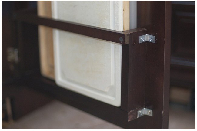 soporte vertical para tablas de cortar detras de la puerta del armario