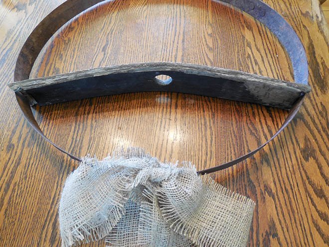 guirnalda de otoo a partir de un embudo y una barrica de vino reutilizados