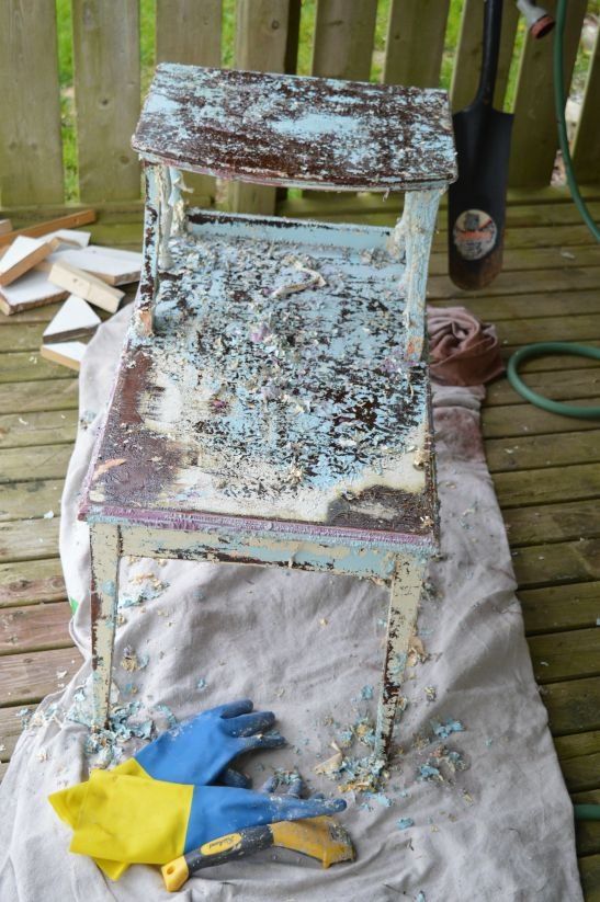 mesa lateral vintage despojada e lavada em cinza