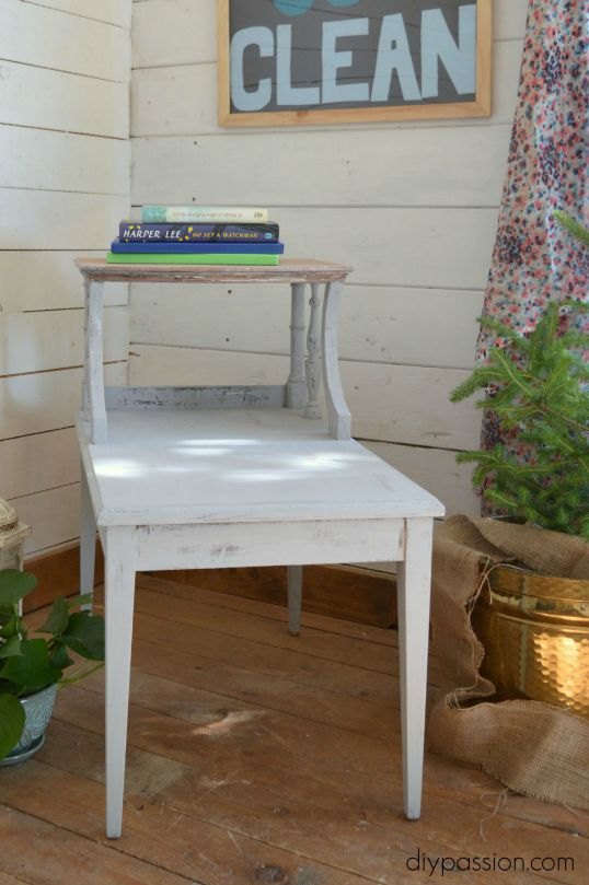 mesa lateral vintage despojada e lavada em cinza