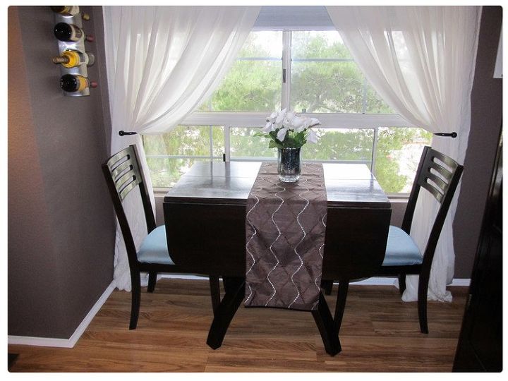 transforme duas mesas imperfeitas em uma mesa perfeita, A mesa pronta no canto da sala de jantar