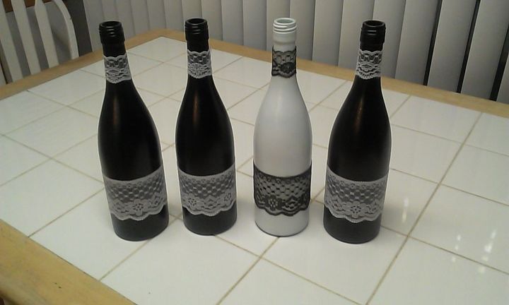 garrafas de vinho com renda