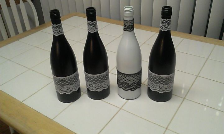 garrafas de vinho com renda
