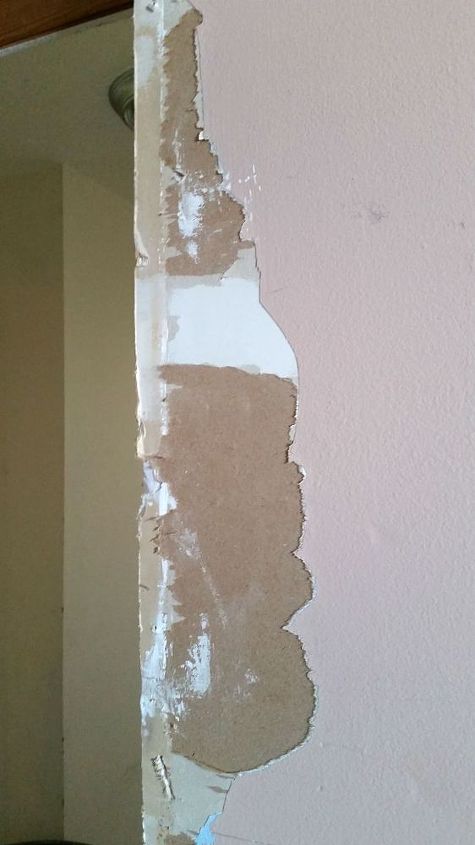 como arreglar el papel rasgado de la pared de yeso