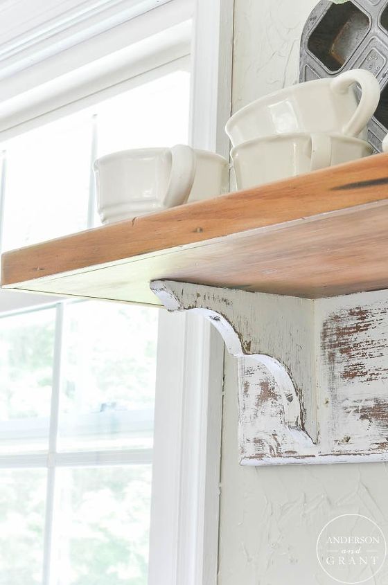 crie uma estante de estilo campestre desgastada para sua cozinha