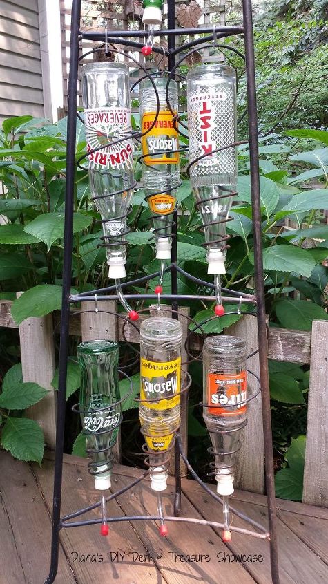 botella de refresco vintage y alimentadores de colibries bedspring