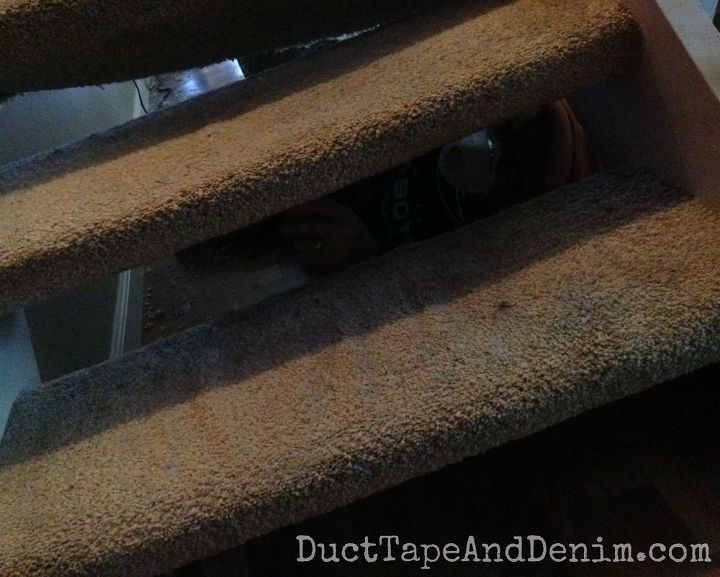 ns nos livramos do tapete nojento em nossas escadas e as manchamos