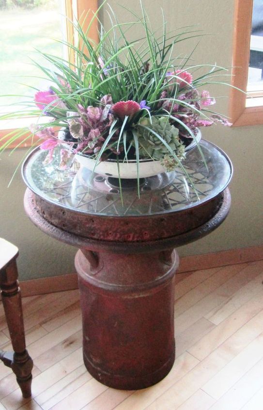 11 charming things you can do with an old milk can, Combine Elements and Make a Side Table