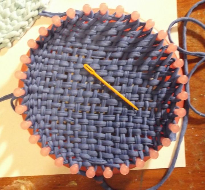 weave a fabric basket, crafts, Weave the bottom with a knitting loom