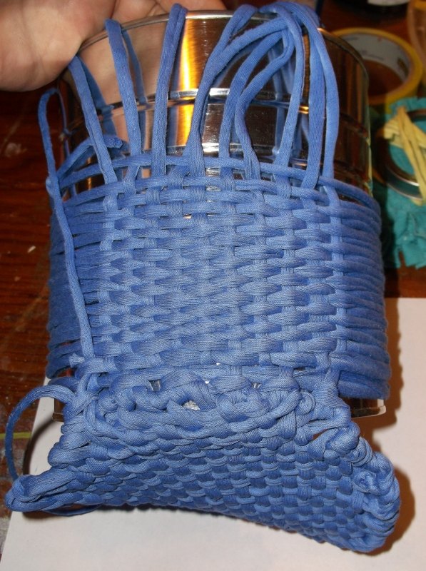 weave a fabric basket, crafts, Weave up the side creating your basket