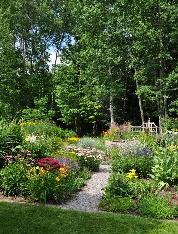 trabalhe com o tecido de paisagismo, Um caminho de cascalho em um jardim privado local