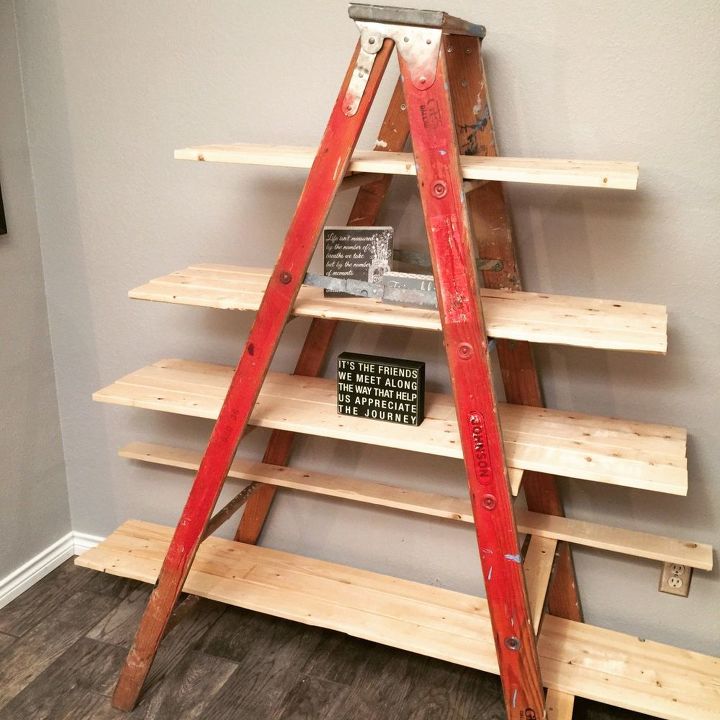 una vieja escalera de madera transformada en una estanteria de estilo rustico