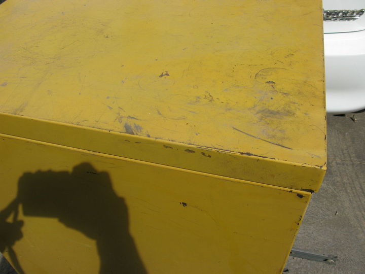 plantador de armrio de arquivo pintado de amarelo sungold, Alguma ferrugem em cima